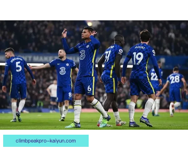 英超“酒红军团”状态回暖，近期表现引发球迷关注